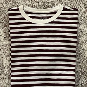 Men’s small GAP ss tee shirt. Striped burgundy and white, excellent condition!